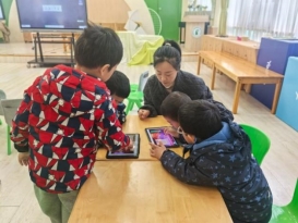 小孩们在桌子边&#xA;&#xA;中度可信度描述已自动生成